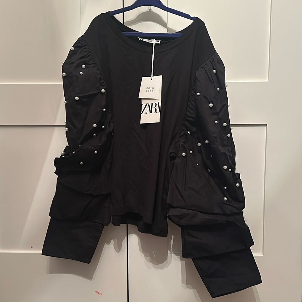 NWT Zara sweater with pearl detailed sleeves. Small
